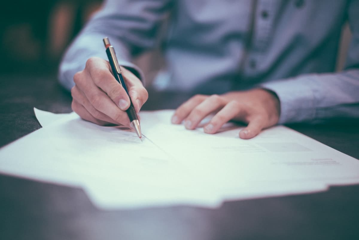 5 cuidados essenciais antes de assinar um contrato